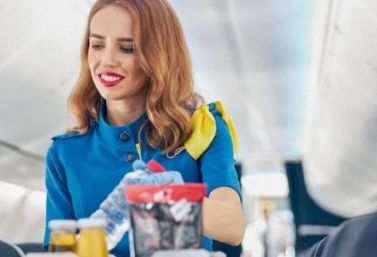Колишня стюардеса розповіла, що не можна робити у літаку Колишня стюардеса розповіла, що не можна робити у літаку